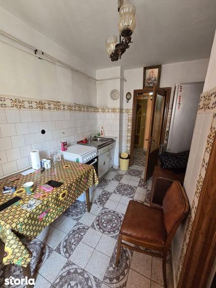Apartament cu 3 camere decomandat, mobilat în Viziru 3