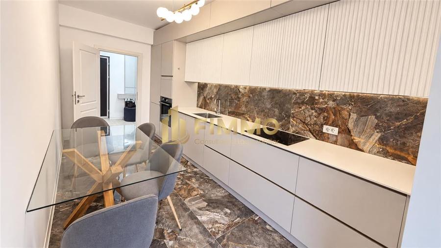 Apartament cu 3 camere semidecomandat, mobilat în Central