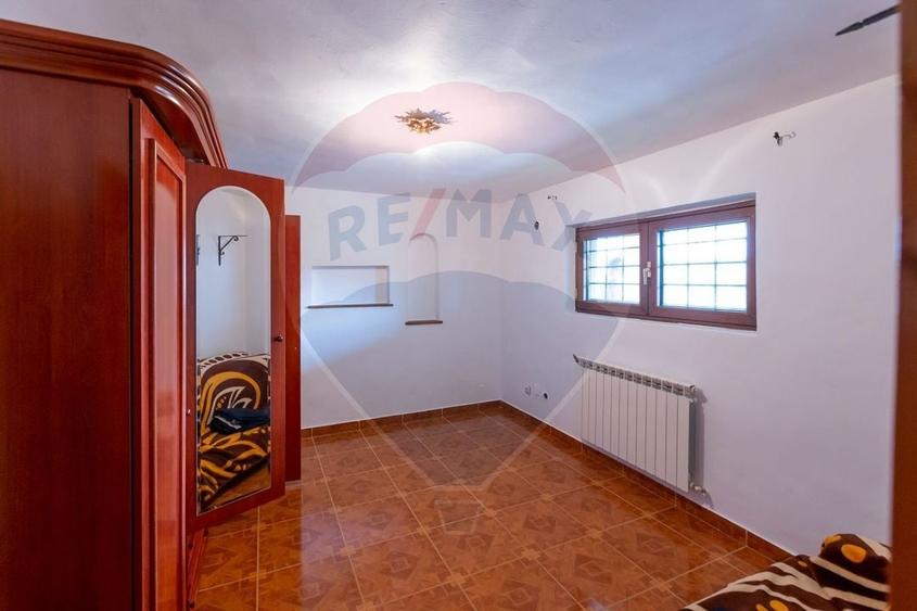 Casă cu 7 camere cu Teren 1020 Mp în Vest