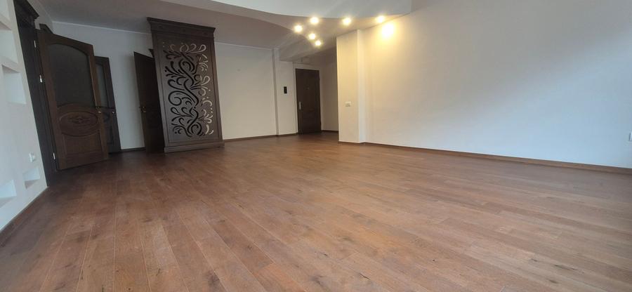 Apartament cu 4 camere semidecomandat în Primăverii