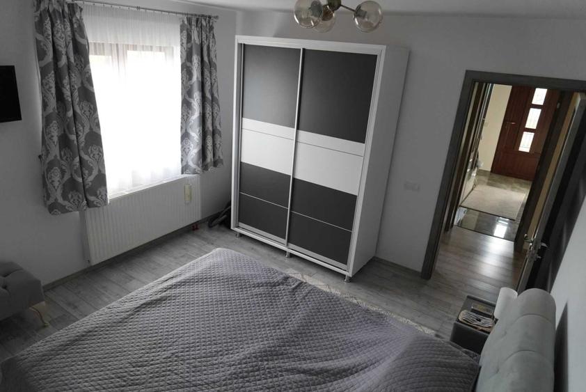 Casă cu 4 camere în Săbăreni