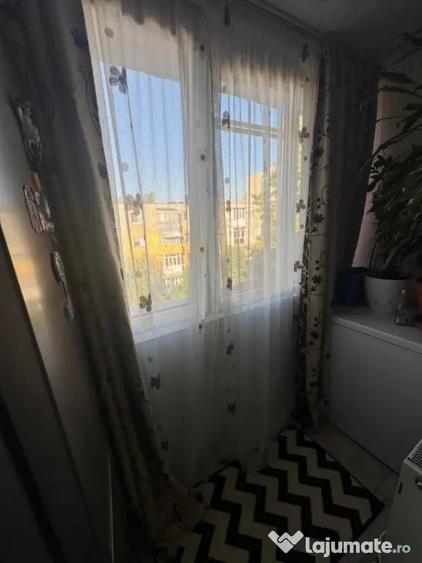 Apartament cu 4 camere semidecomandat în Craiovița Nouă