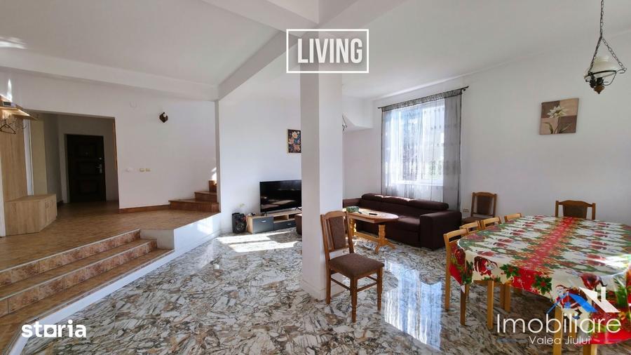 Casă cu 6 camere cu Teren 1400 Mp în Central