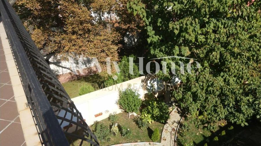 Casă individuală cu 12 camere cu Canalizare în Cotroceni