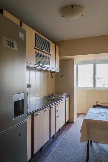 Apartament cu 3 camere decomandat în Berceni