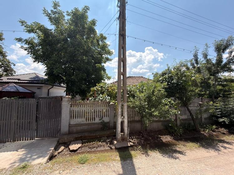 Casă individuală cu 4 camere cu Canalizare în Leu