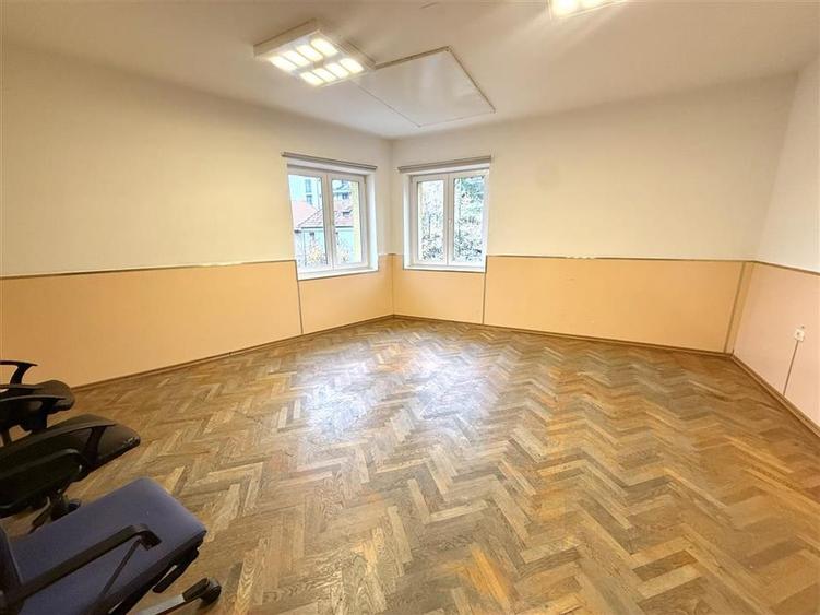Casă individuală cu 13 camere cu Teren 275 Mp în Carierei