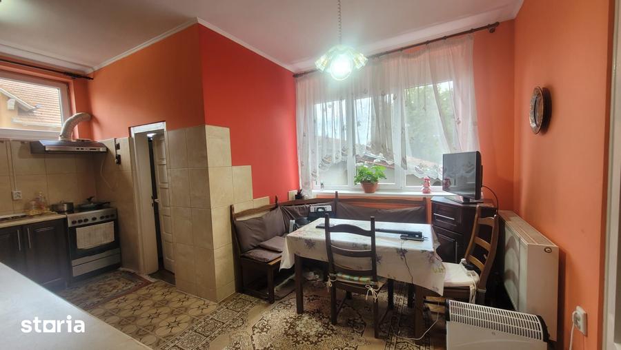 Casă cu 6 camere cu Teren 443 Mp în Livada