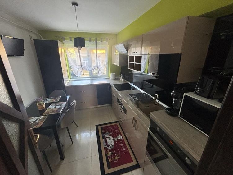 Apartament cu 4 camere decomandat în Central