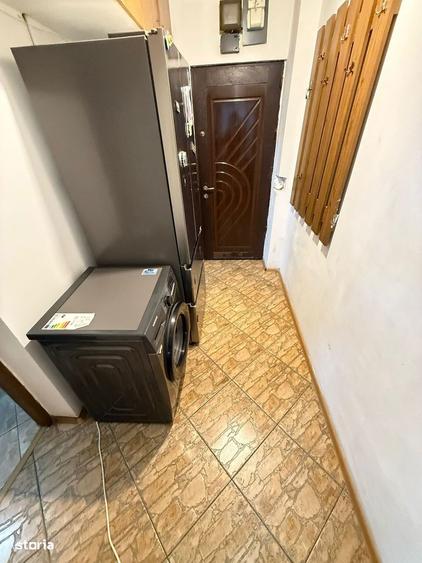 Apartament cu 3 camere semidecomandat în Craiovița Nouă