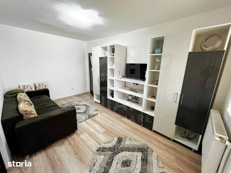 Apartament cu 3 camere semidecomandat în Craiovița Nouă