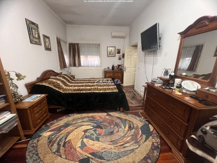 Casă cu 9 camere cu Canalizare în Central