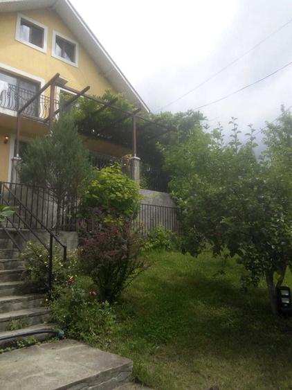 Casă cu 4 camere cu Teren 2153 Mp în Central