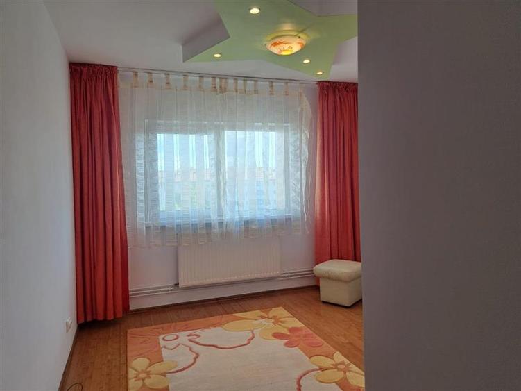 Apartament cu 3 camere decomandat, mobilat în Lenin