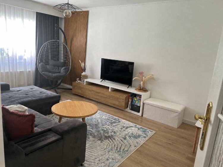 Apartament cu 3 camere decomandat, mobilat în Central