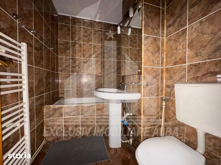 Apartament cu 3 camere semidecomandat, mobilat în Cetate