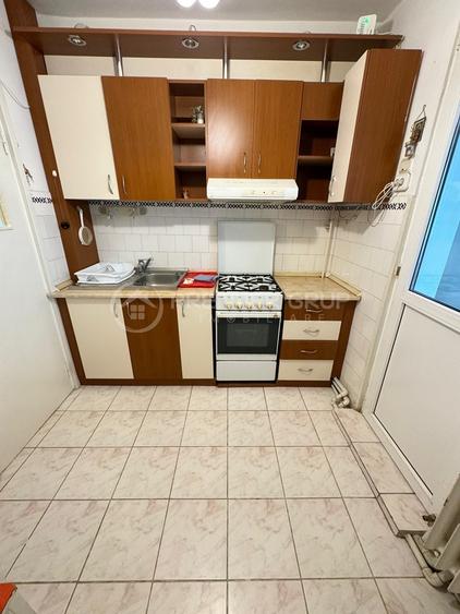 Apartament cu 3 camere în Podu Roș