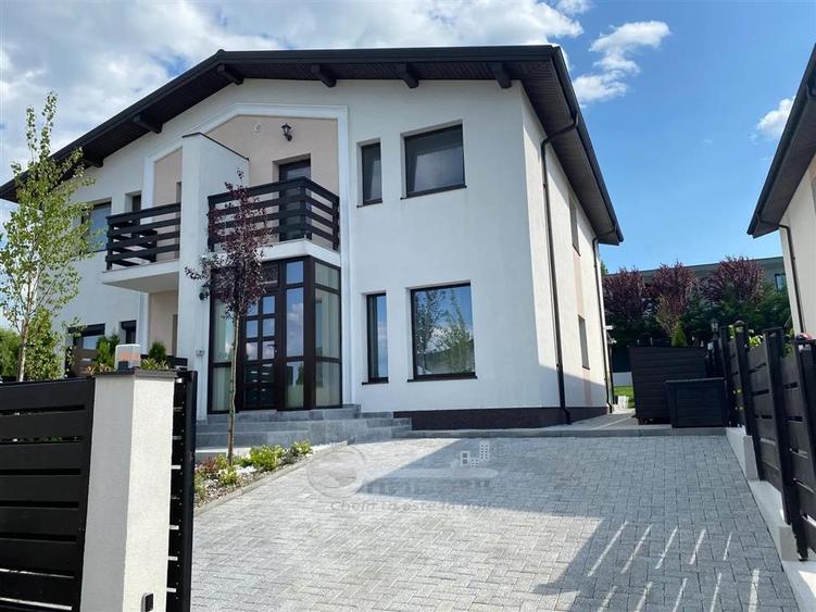 Duplex cu 4 camere cu Teren 250 Mp în Bucium