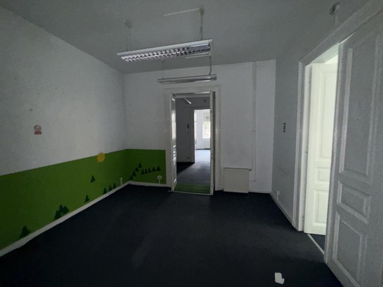 Casă individuală cu 10 camere cu Canalizare în Timpuri Noi