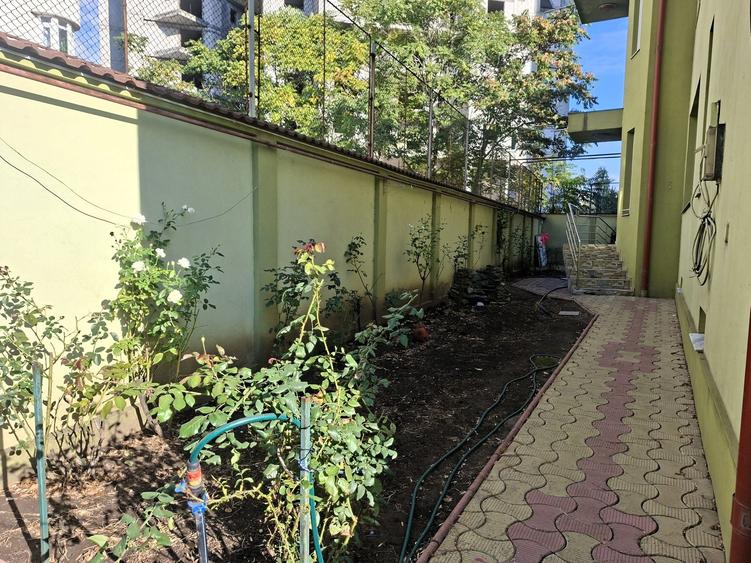 Casă individuală cu 10 camere cu Garaj în Doamna Ghica