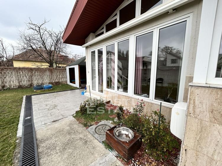 Casă individuală cu 6 camere cu Canalizare în Lipovei