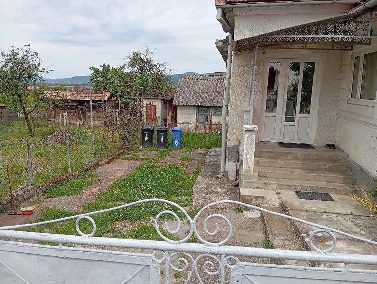 Casă cu 2 camere cu Teren 1843 Mp în Urișor