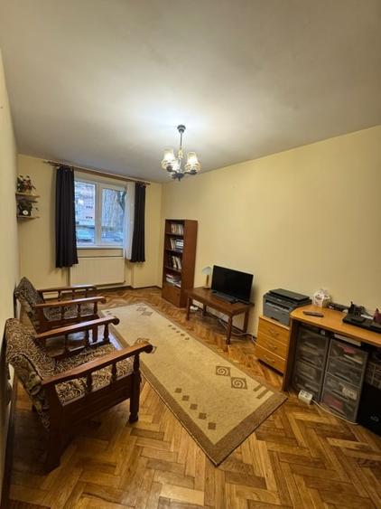 Apartament cu 3 camere decomandat, mobilat în Decebal