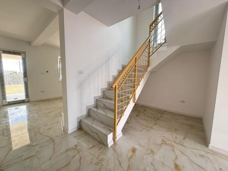 Duplex cu 4 camere cu Canalizare în Moșnița Nouă