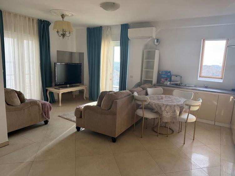 Apartament cu 3 camere decomandat în Torontalului