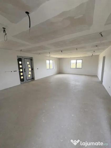 Casă cu 4 camere cu Teren 700 Mp în Recea