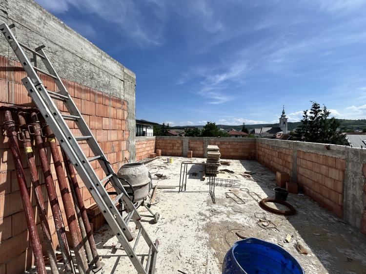 Casă individuală cu 4 camere cu Canalizare în Florești