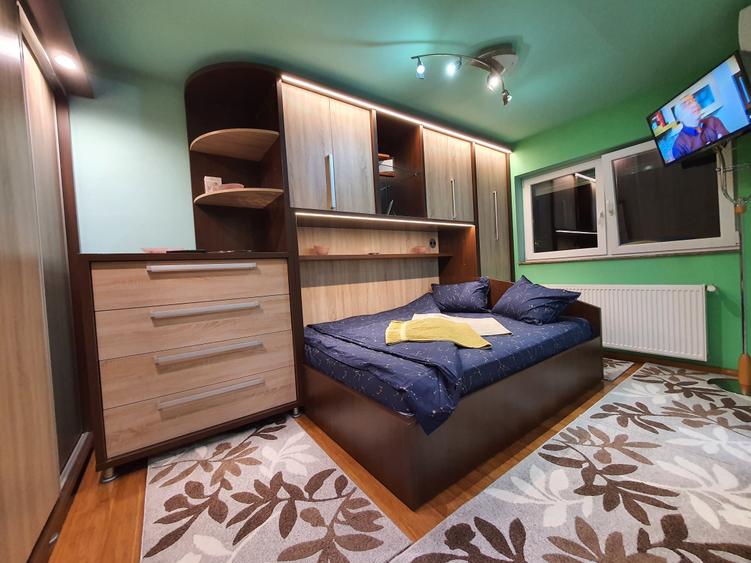 Apartament cu 3 camere semidecomandat, mobilat în Complex Studențesc