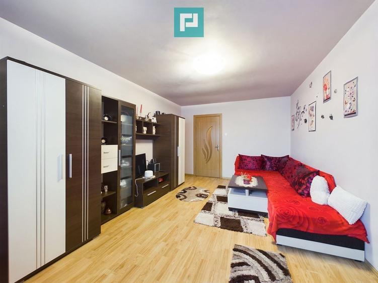 Apartament cu 3 camere semidecomandat, mobilat în Aurel Vlaicu