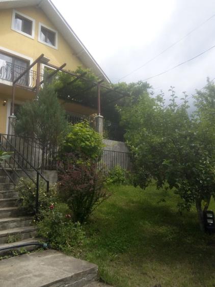 Casă individuală cu 5 camere cu Teren 2153 Mp în Central
