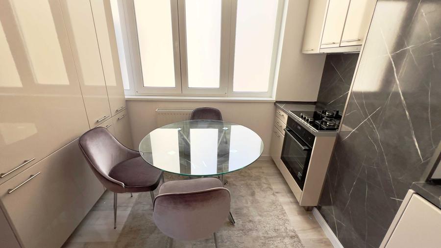 Apartament cu 3 camere decomandat în Central