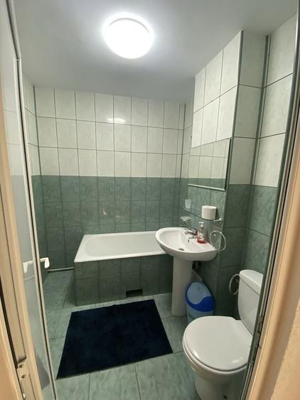 Apartament cu 3 camere decomandat în Tractorul