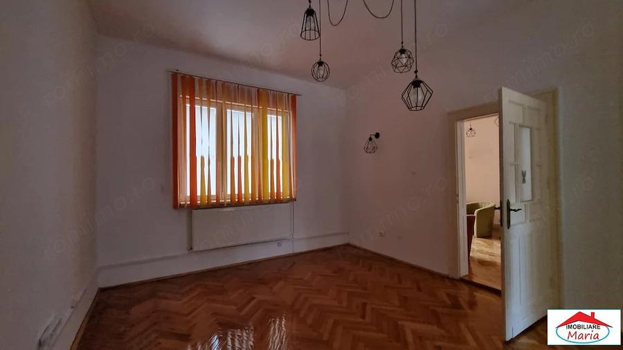 Casă cu 2 camere cu Canalizare în Central