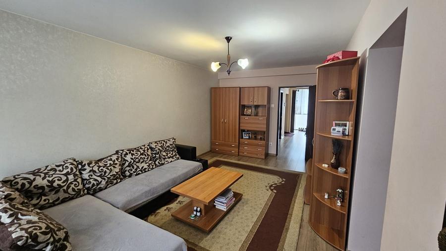 Apartament cu 3 camere decomandat în Cornișa