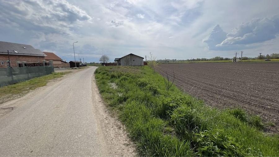 Teren de 2900 mp, în Ileni