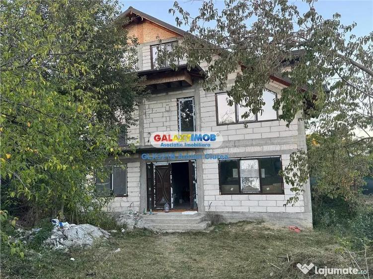 Casă cu 10 camere cu Teren 443 Mp în Central