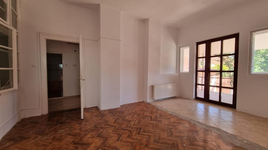 Casă individuală cu 5 camere cu Canalizare în Central