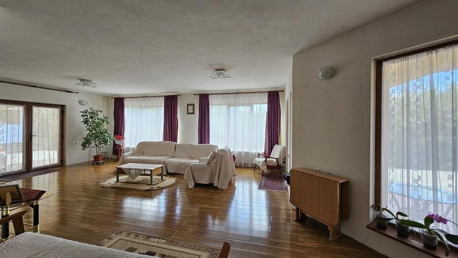 Casă cu 6 camere cu Teren 427 Mp în Central