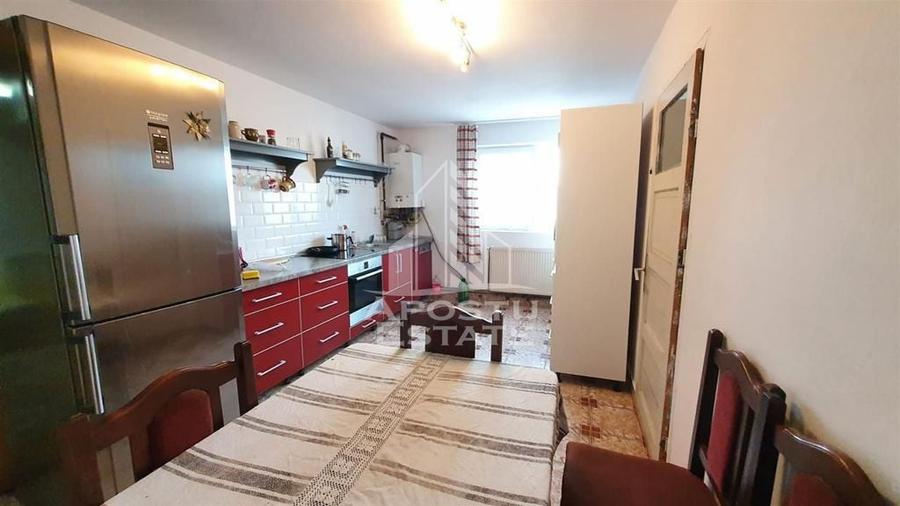 Apartament cu 4 camere semidecomandat, mobilat în Buziașului