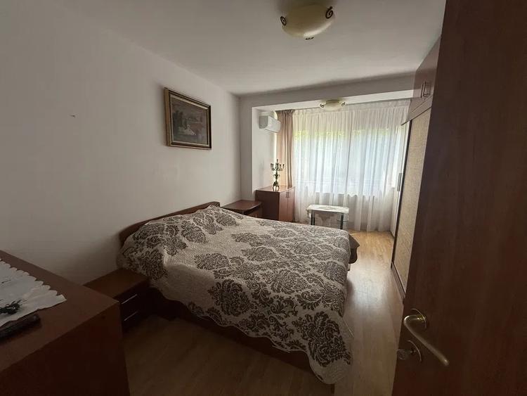 Apartament cu 3 camere semidecomandat, mobilat în P-ța Unirii