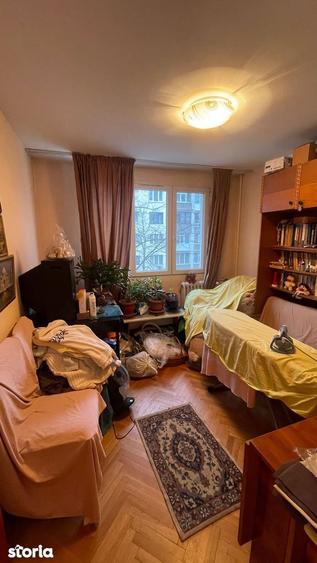 Apartament cu 4 camere decomandat în Valea Ialomiței