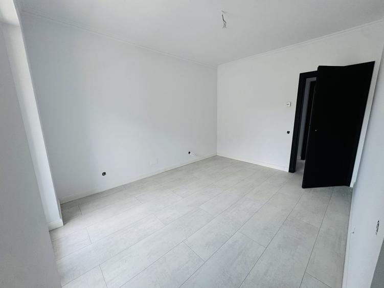 Apartament cu 4 camere semidecomandat în Florești