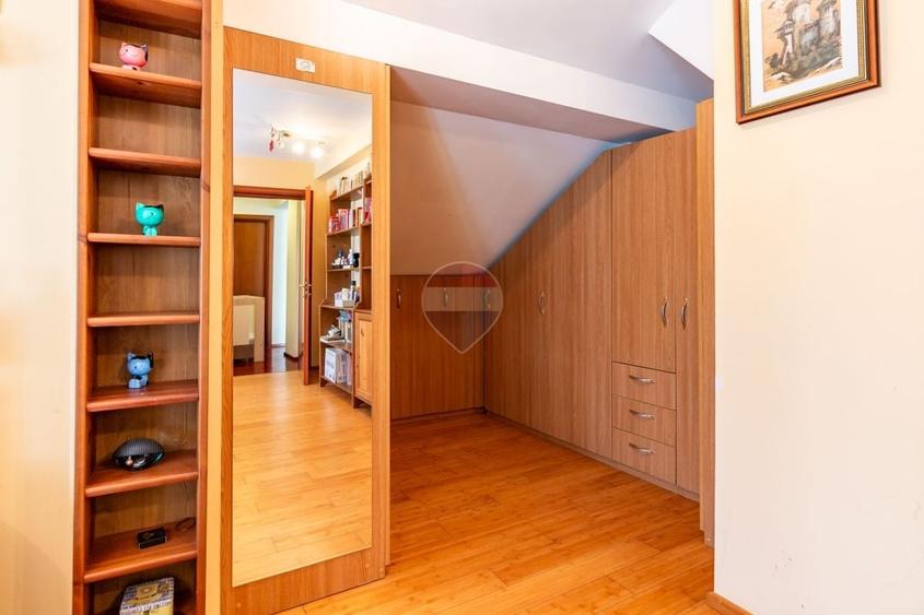 Casă individuală cu 6 camere cu Teren 850 Mp în Corbeanca