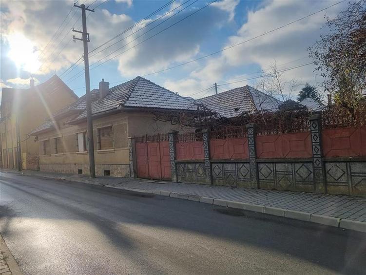 Casă individuală cu 5 camere cu Canalizare în Central