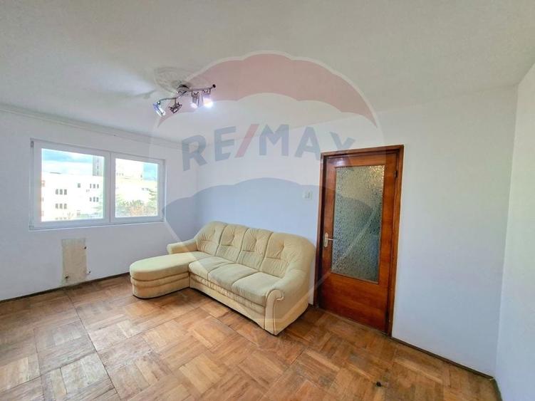Apartament cu 3 camere semidecomandat în Romanilor