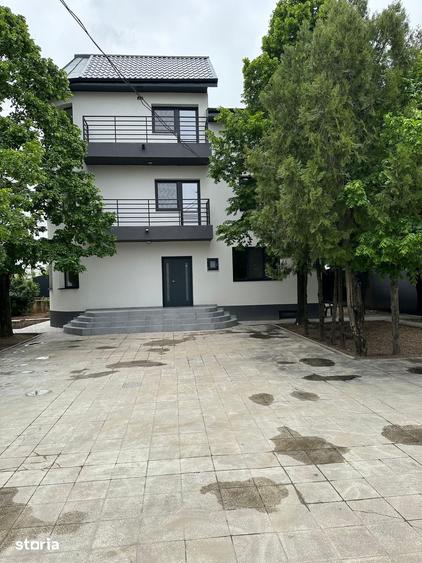 Casă cu 9 camere cu Teren 550 Mp în Drumul Taberei
